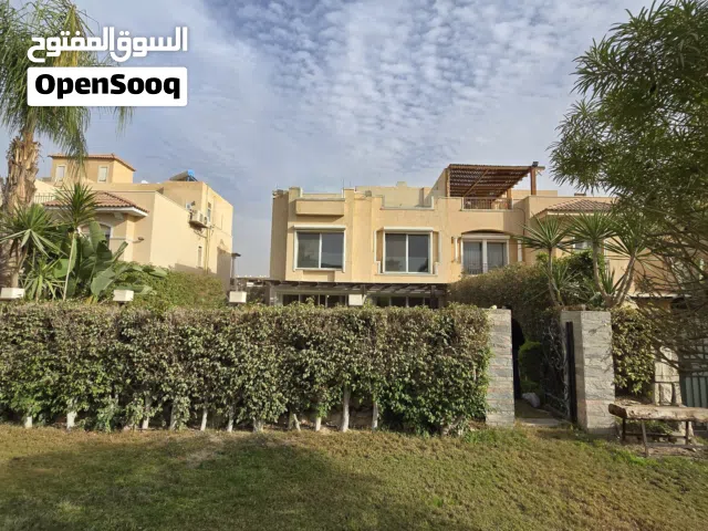اكبر توين هاوس للبيع بالشيخ زايد          ب كمبوند الكارمة 2   بمساحة عملاقة تساوي الفلل المستقلة