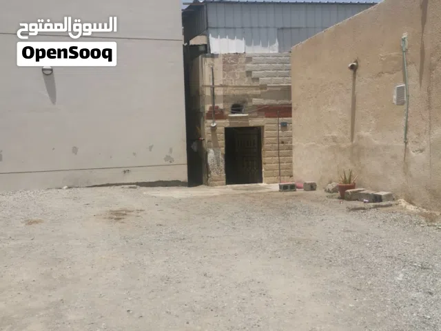 فرصه نادره للبيع منزل شعبي في منطقه الشرادي بالسيب قريب البحر بسعر 23500 لأول مره بيعه مستعجله