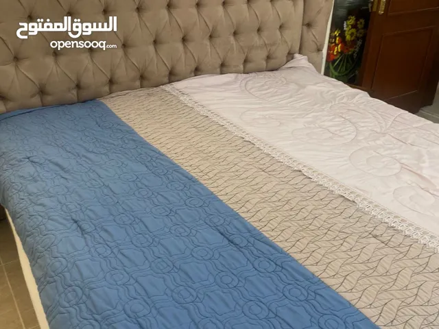 سرير نوم وخزانة ملابس للبيع قابل للتفاوض