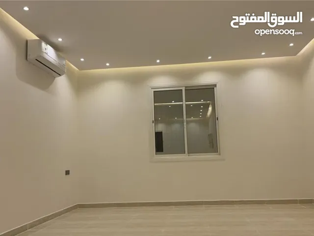 شقة فاخرة  للايجار في الرياض  حي اشبيلية  تكون من   غرفتين  حمام  مطبخ  صاله فقط السعر 35 سنوي