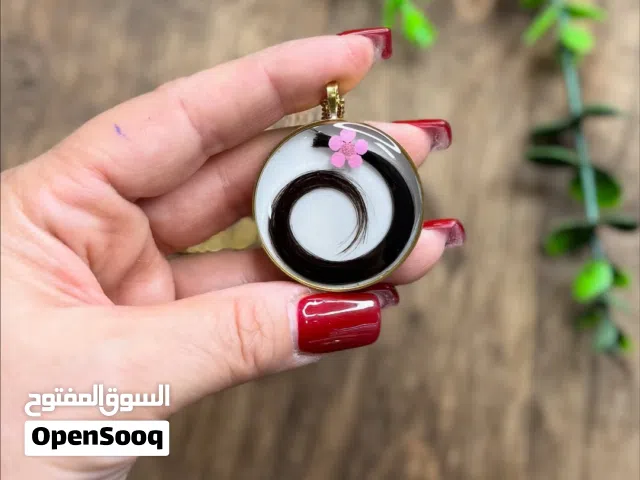 قلادة ب (خلاصة شعر)