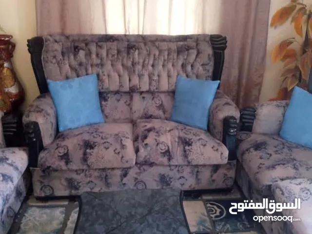 كنب للبيع مع طاولاته
