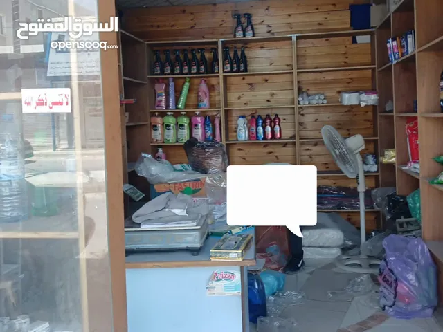 رفوف خشبيه _لاتيه  استعمال سنه نظيف  رفوف مكتبيه ومحلات تجاريه ومنظفات ونثريات وادوات منزليه