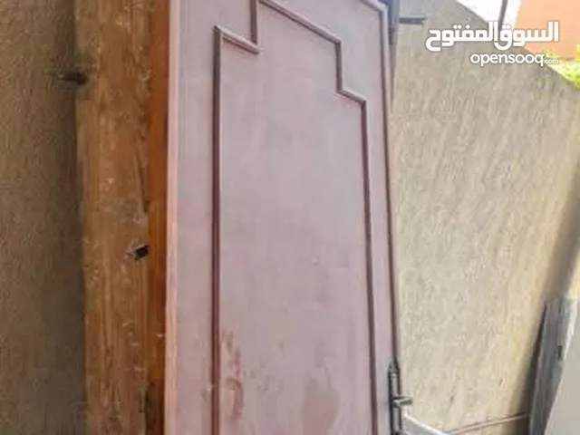 باب خشبي نضيف خبش لا لله يبارك مستعمل شويه ولله يبارك
