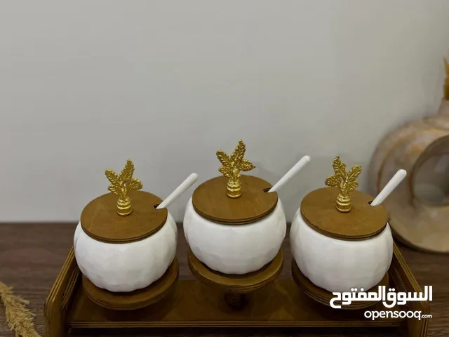 أضف لمسة فنية فريدة إلى منزلك مع ديكوراتنا الخشبية والسيراميكية اليدوية، اطلب الآن