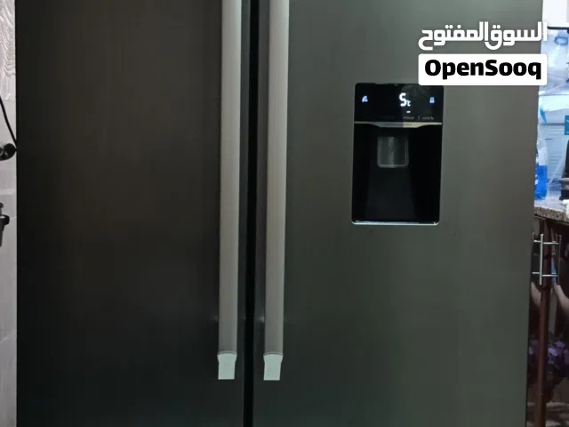 Two-door refrigerator, under warranty, almost new, lightly used, silver color, Geepas brand
