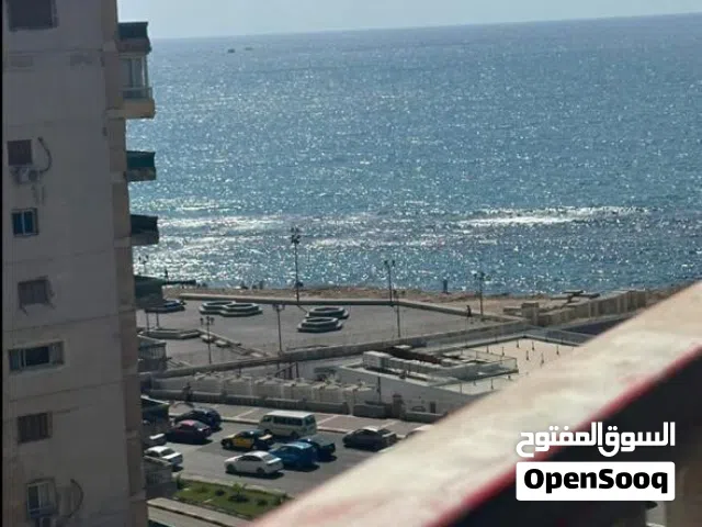 من المالك ع البحر اول عقار متفرع للبحر مكيفه مطبخ كامل وسط جميع الخدمات فيو مفتوح جميع الكماليات