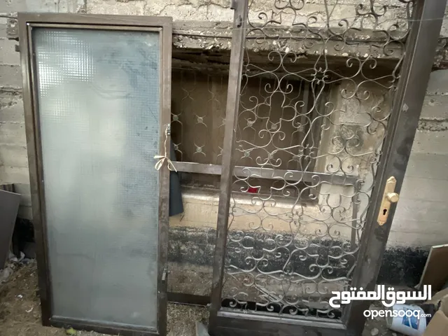 باب حديد مع سوكاريت