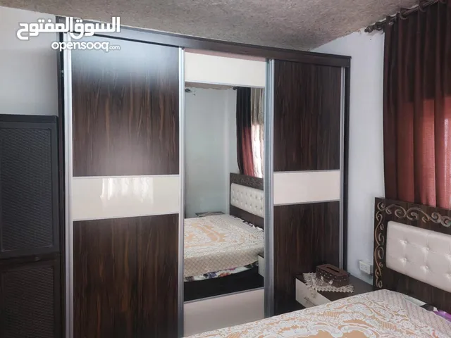 غرفة نوم بحالة ممتازة تخت وتسريحة وخزانة وكمودينتين