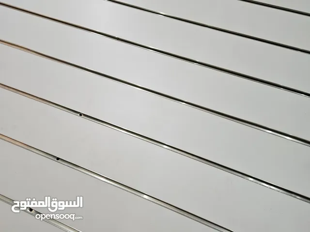 لوحات لعرض البضاعة واعمدة لعدة استخدامات لمحلات تجارية