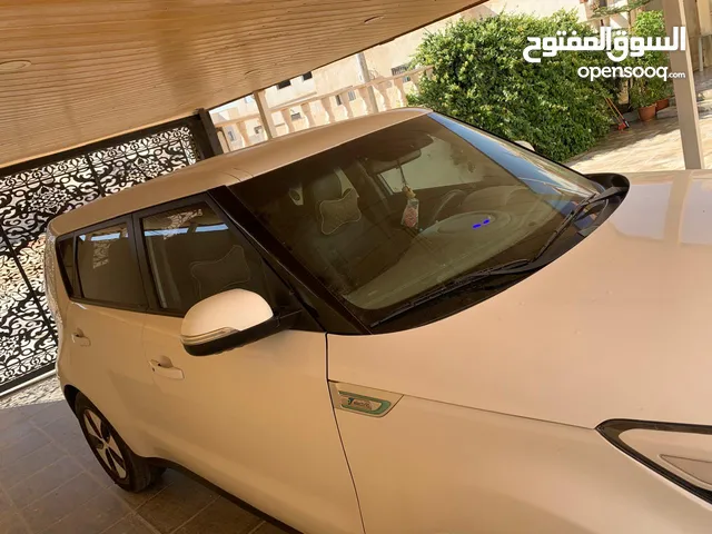 كيا سول موديل 2018 فحص كامل وارد كوريا   ممشى 50 الف كيلومتر وليس مايل، جم البطارية  30