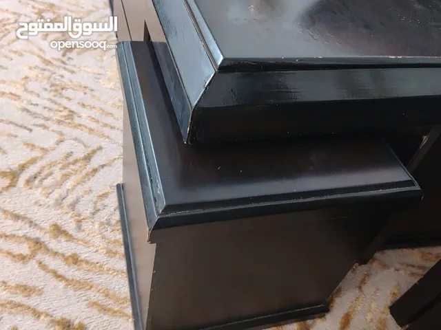 طاولة وسط مع 4 طاولات داخليات