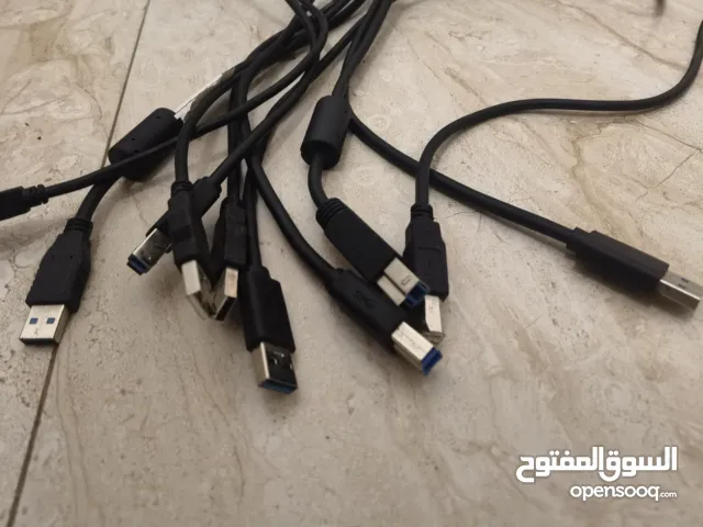 مجموعة من كيبلات مختلفة للكمبيوتر وشواحن حسب في الصورة جديد وشبه جديد أصليه