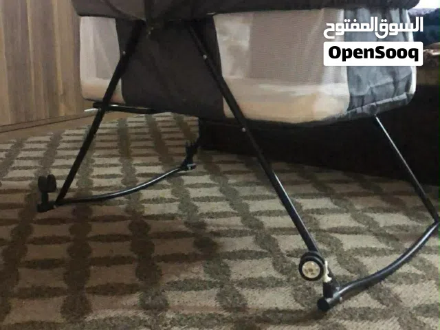 تخت بيبي مع فرشتو بحاله الوكاله