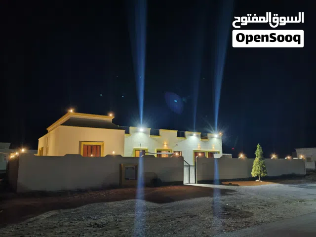 فرصتك الذهبية في مرباط! استراحة راقية للبيع مفتوحة على 3 شوارع في موقع استثماري استثنائي