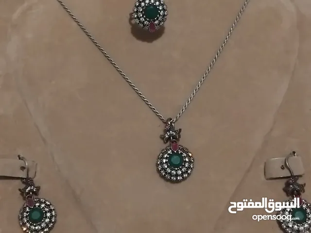 تعليقه زمرد وطقم حلق وخاتم زمرد ومزين ب حجر روبي ياقوت لكل قطعه فخم جدا ومميز