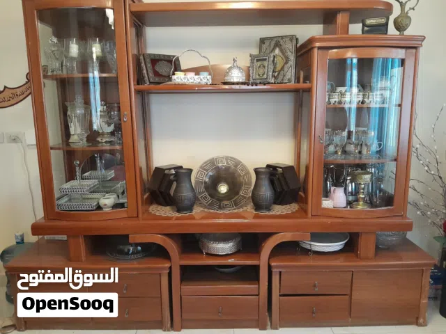 طقم طاولات وصالون مع بوفيه خشب  للبيع