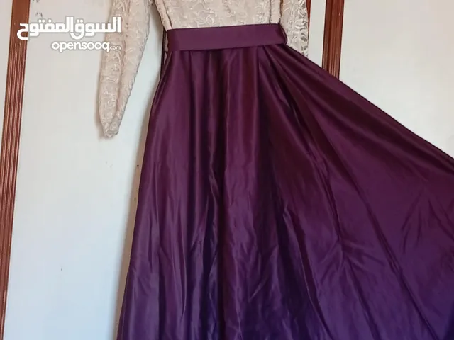 فستان دانتيل ابيض وستان ثقيل بنفسجي