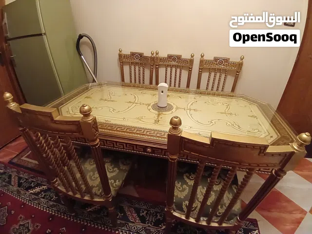 سفره و معها 6 كراسي بحاله جيده
