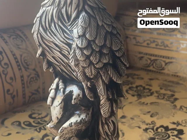مجسم على شكل صقر