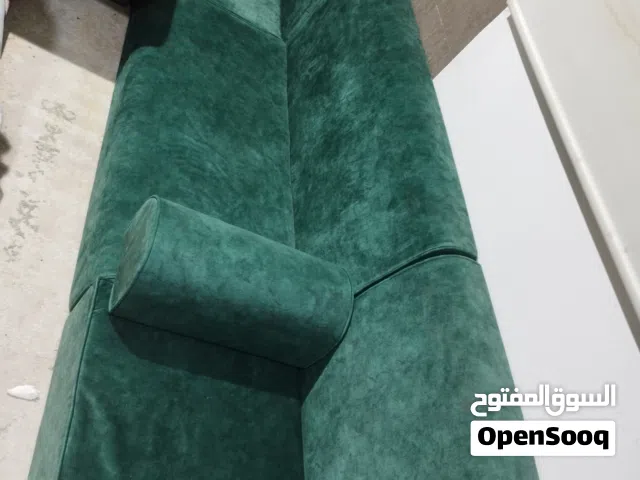 قعده عربي مكونه من 4قطع كبار +2صغار كرنر +4مساند +طاوله صغيره موضحه في الصوره