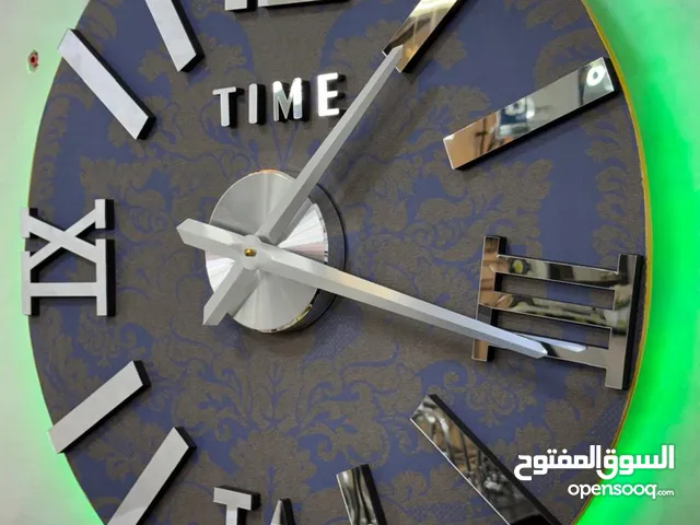 ساعة حائط مزخرفة للبيع