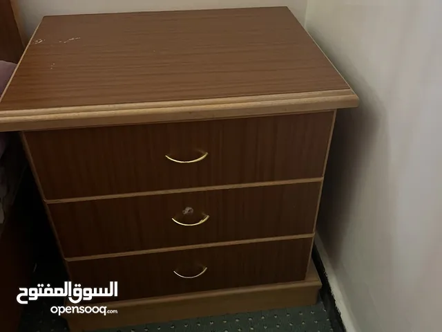 سرير مفرد مع فرشة و2 كومدينة بحالة ممتازة