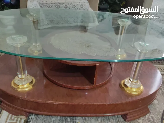 طاولة زجاج نضيفة للبيع بسعر جدًا مناسب