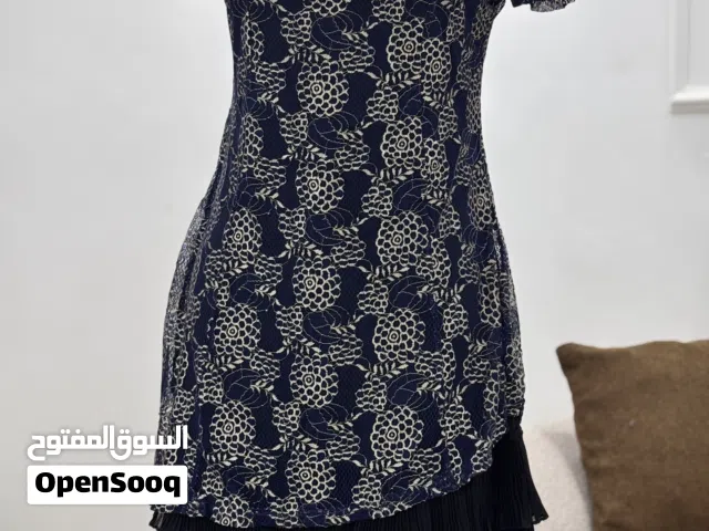 فستان قصير مع قصه جانبيه وكشكش