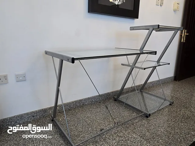 طاولة مكتبية جميلة جدا + كرسي للدراسة