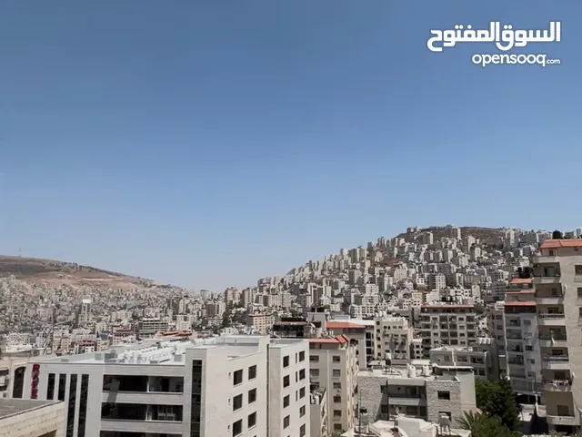 شقة للبيع في موقع حيوي ومميز غرب المدينة بمساحة مريحة وشقة عملية في وسط رفيديا