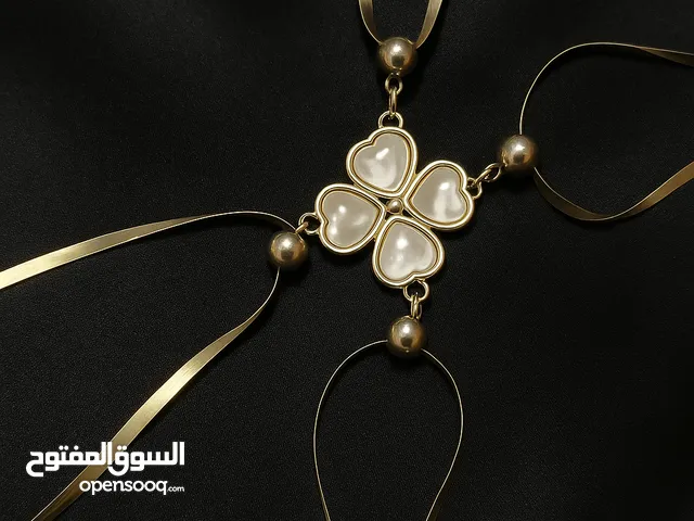 قلادة القلب بلون الذهبي