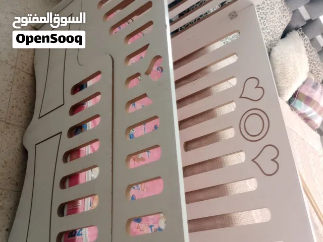 تخت اطفال هزاز  استعمال بسيط جداً اخو الجديد   للبيع  مع الفرشة + كرسيين مفردات جداد ب 120 دينار