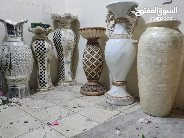 فاظات كبيره بأشكال مختلفه بحاله جيده تصلح للحدائق والورد والديكور