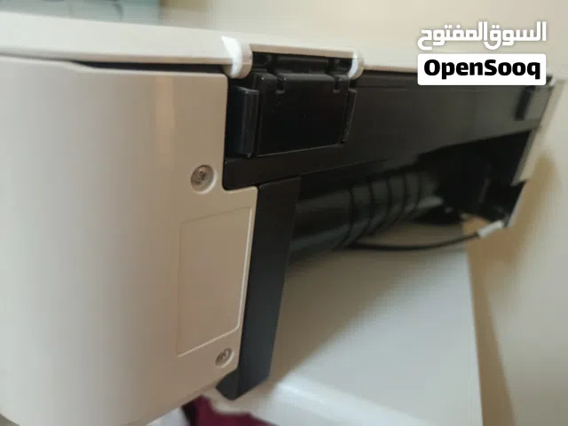 طابعه كانون نظيفه لون ابيض وتعمل كءلك بالواي فاي