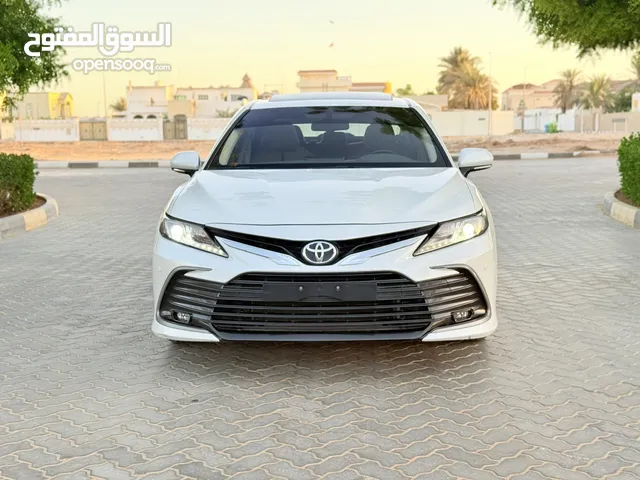 تويوتا كامري GLE موديل 2023 خليجي لون ابيض داخل بيج فاتحه فول اوبشن رقم 1