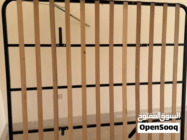 هيكل تخت 180x200 مع نظام رفع وتخزين، بحالة جيدة، يحتاج تصليح بسيط للأرجل الحديد.