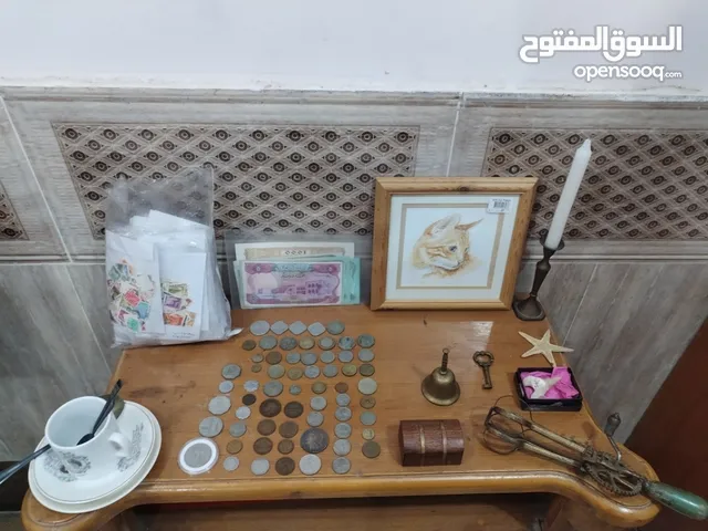 عملات وطوابع وأثريات وملاعق فضه وشمعدان