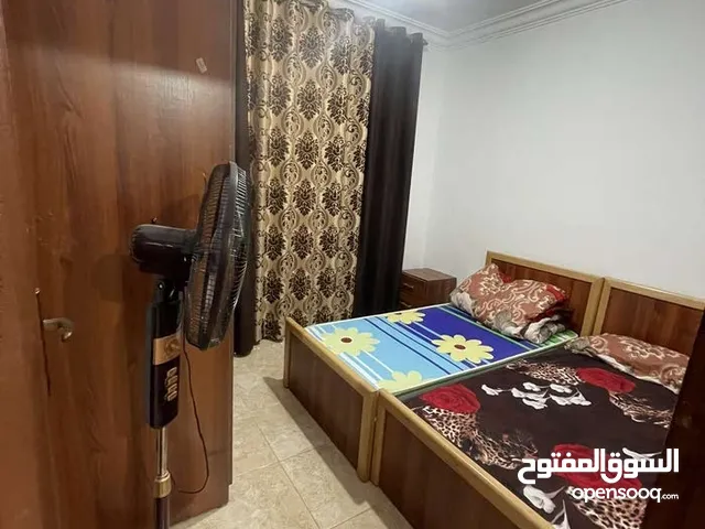 شقة مفروشة مكيفة مع بلكونة قرب الحسين للسرطان منطقة مميزة ومخدومة