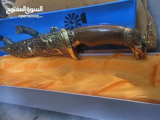 خنجر ذهبي منقوش