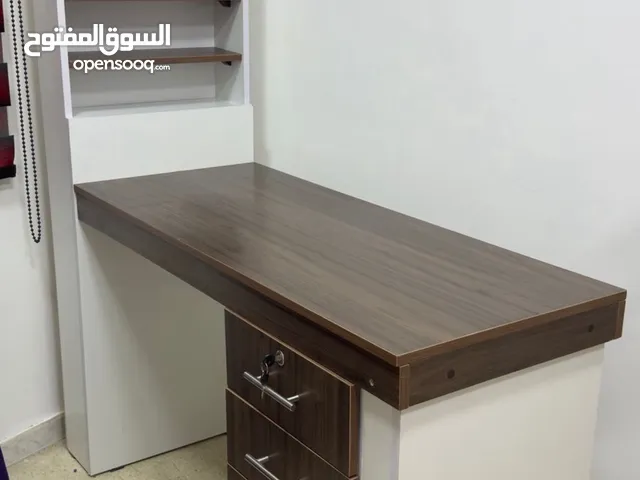طاولة مكتب أنيقة وعملية للبيع