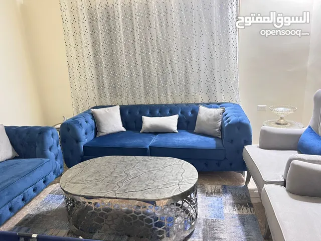 غرفة ضيوف للبيع مع الطاولات والسجادة والبرداية
