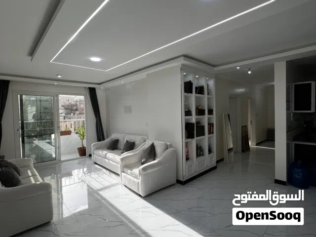 شقة فااخره للبيع جنوبي غربي دافيه ومهويه من كل الجهات في حي راقي كامل الخدمات العامة وبسعر منااااسب