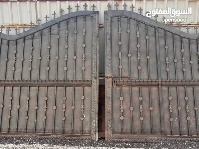 باب للبيع كبير