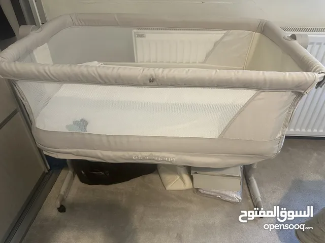 سرير اطفال مع ناموسية
