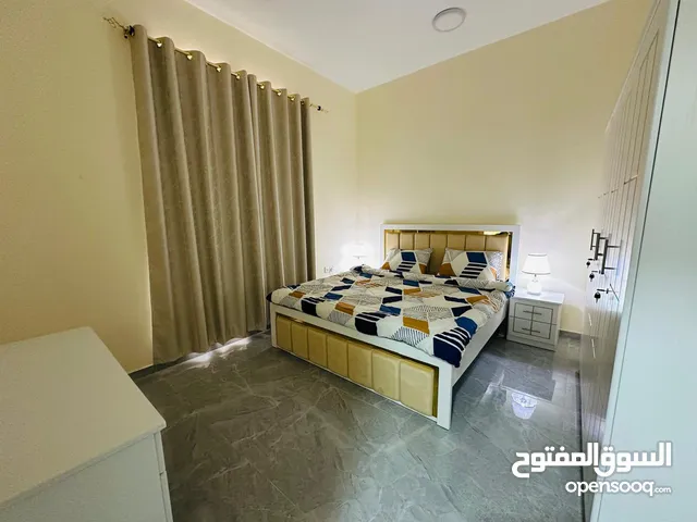 z9 غرفه وصاله مفروش بكورنيش عجمان خلف ثمار البحر وبالقرب من دوار السفينه مبني عائلات 3900 شامل فواتي