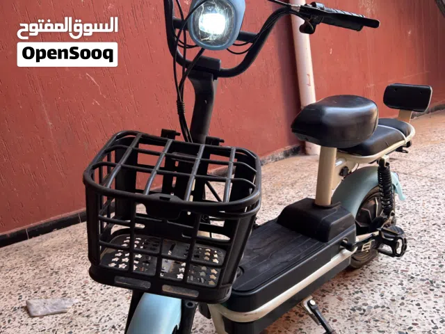 سكوتر كهربائي مع الشحن الخاص بيه