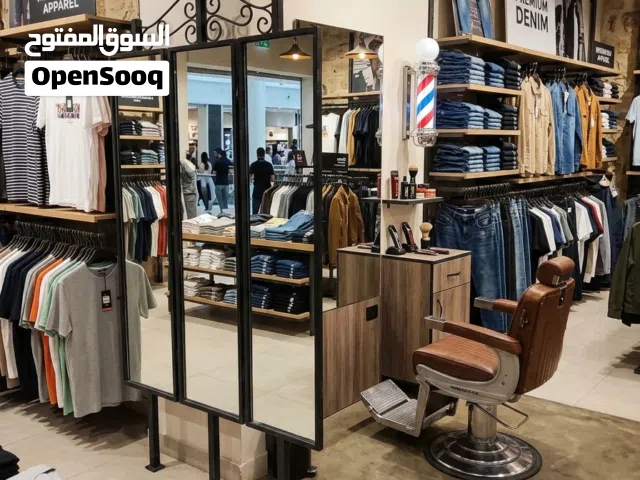 متوفر لدينا مرايا بحالة جيدة جاهزة للتركيب، بتصميم عملي يناسب محلات الملابس وصالونات الحلاقة.