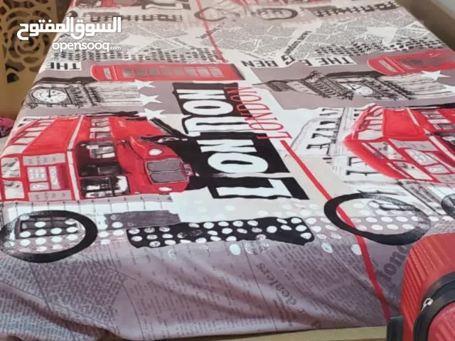 سرير  فيه اربع دروج من الجنب مساحة الدرج كبير