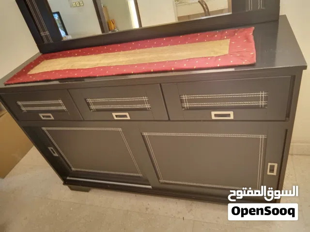بوفيه غرفة سفرة خشب وجلد وضعه جيد مقاس عرض 149سانتيمتر وارتفاع متر وعمق 49 سانتيمتر